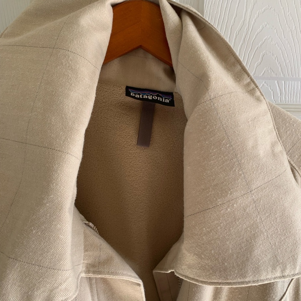 Patagonia warm coat. Super cute with fleece lining and zipper & button collar.